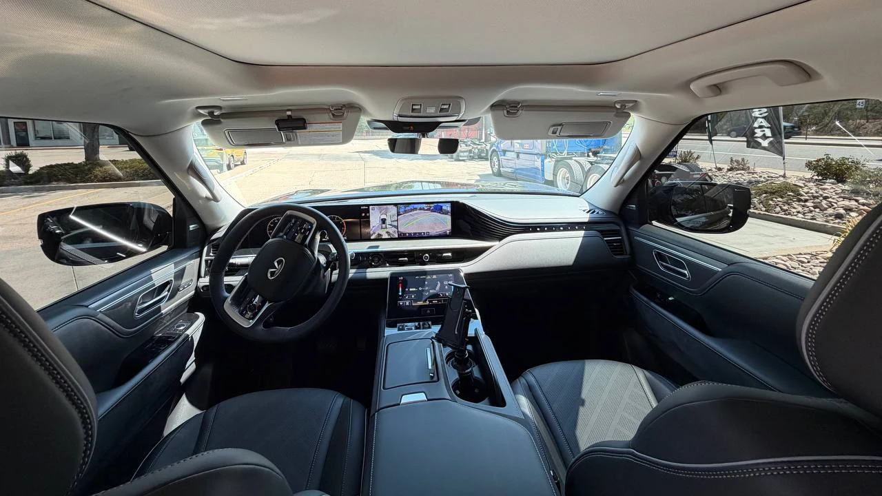 Dashboard and front cabin of the INFINITI QX80