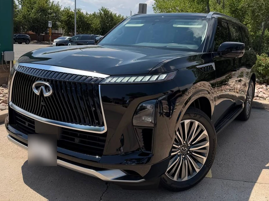 Front three-quarter view of the black INFINITI QX80